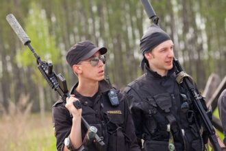 LASERWAR: два бойца с оружием наготове
