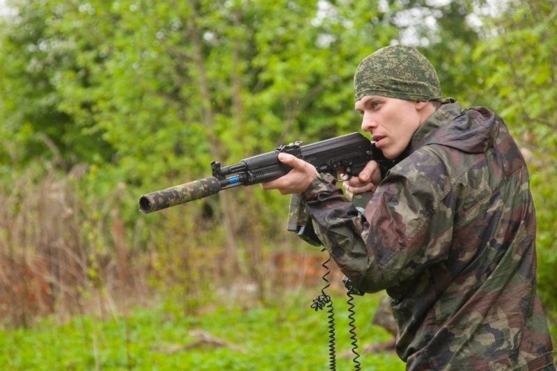 LASERWAR: боец с оружием в камуфляже на природе