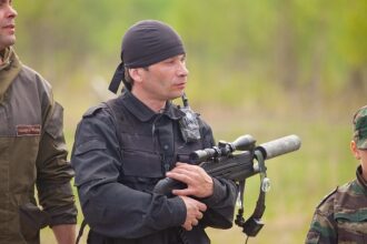 LASERWAR: боец снайперской винтовкой готов к бою