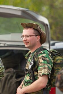 Боец LASERWAR в камуфляже с рацией и рюкзаком