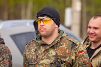 Боец LASERWAR в камуфляже с тактической гарнитурой