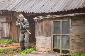 LASERWAR: боец в засаде у деревянной постройки