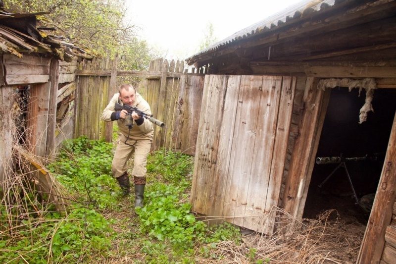 LASERWAR: боец в засаде у старого сарая