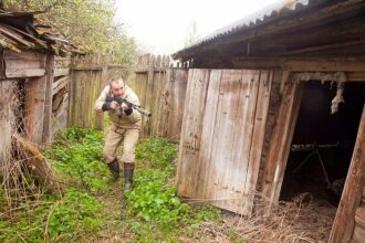 LASERWAR: боец в засаде у старого сарая