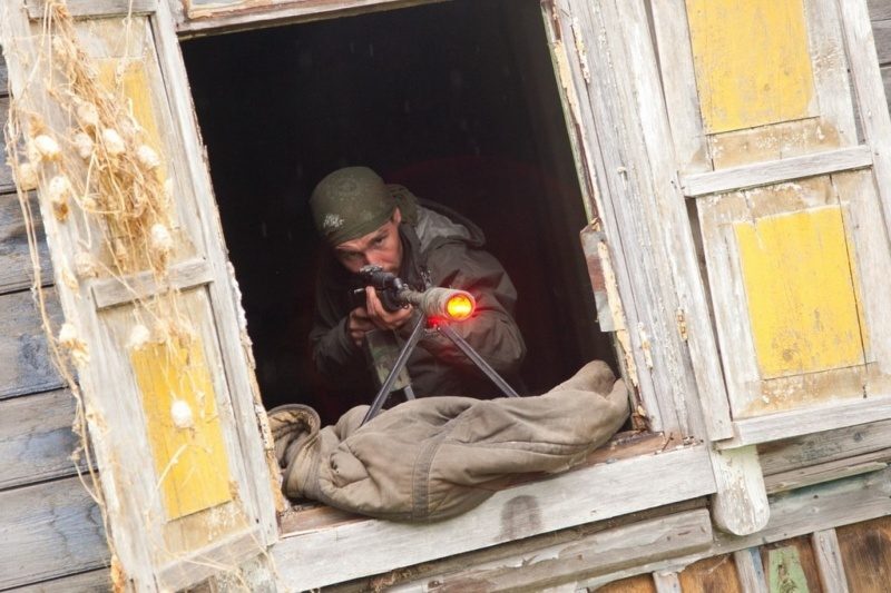 LASERWAR: снайпер в окне старого дома целится