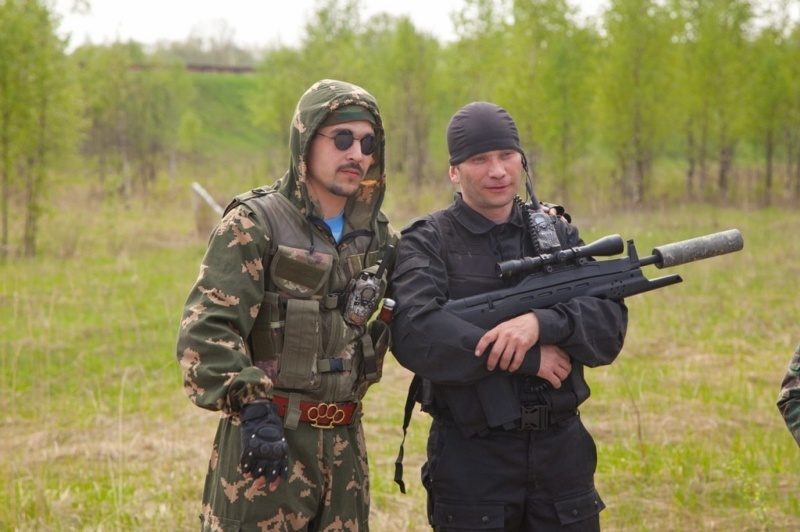 Два бойца LASERWAR в ожидании игры с оружием