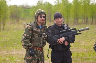Два бойца LASERWAR в ожидании игры с оружием