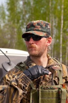 Боец LASERWAR в камуфляже, готов к действию