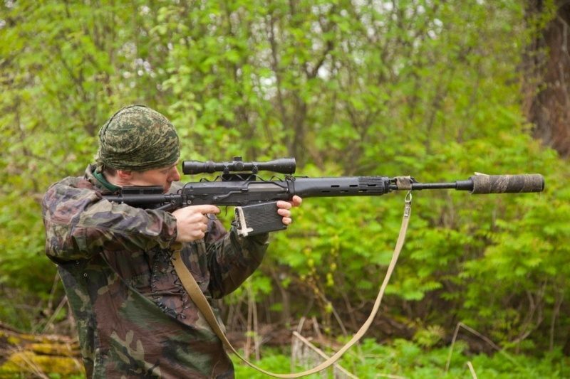 Снайпер LASERWAR готовится к выстрелу в лесу