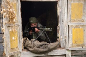 LASERWAR: снайпер занял позицию в окне
