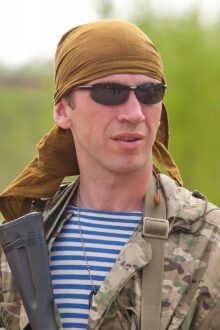 Боец LASERWAR в солнцезащитных очках и бандане