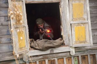 LASERWAR: снайпер в окне с красным сигналом