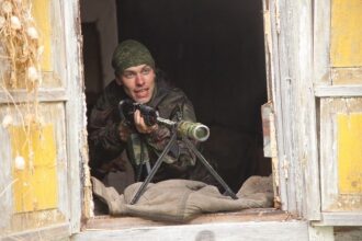 LASERWAR: прицельный выстрел из окна старой постройки