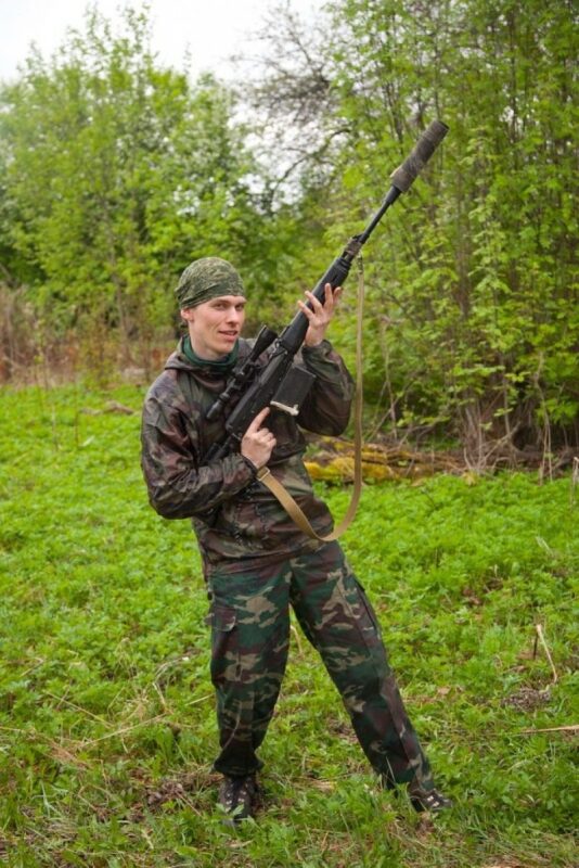 LASERWAR: боец с винтовкой в лесу