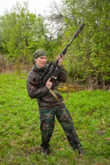 LASERWAR: боец с винтовкой в лесу