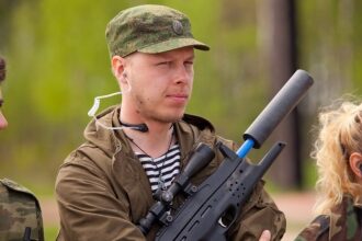 Боец LASERWAR с тактическим оружием и гарнитурой