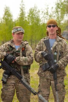 Два бойца LASERWAR в камуфляже с оружием