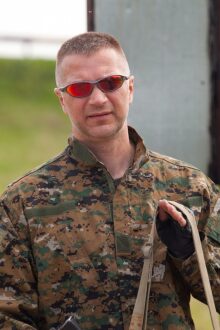 Боец LASERWAR в стильных красных очках