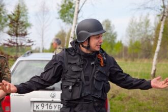 LASERWAR: боец в черном тактическом снаряжении