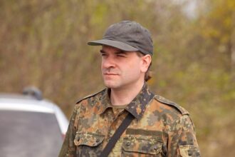 Боец LASERWAR в камуфляже готовится к бою
