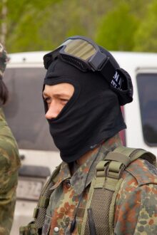 Боец LASERWAR в черной балаклаве и защитных очках