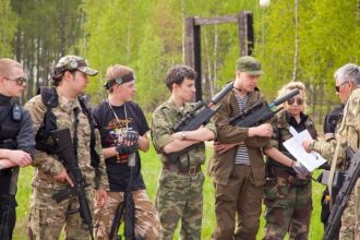 LASERWAR: группа бойцов готовится к сражению