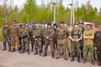 LASERWAR: команда в камуфляже у дороги