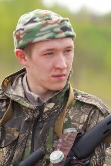 Боец LASERWAR в камуфляже и вязаной шапке
