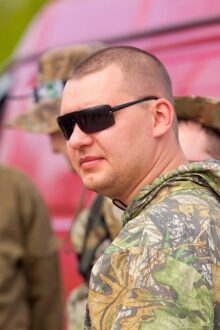 LASERWAR: боец в стильных очках готовится к игре