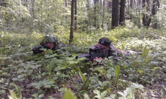 Лесная засада: два бойца LASERWAR в укрытии