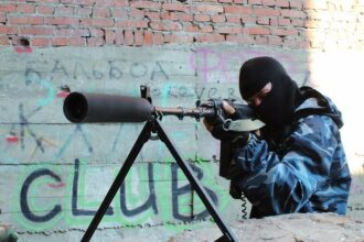 Игрок LASERWAR с пулеметом: прицельный огонь