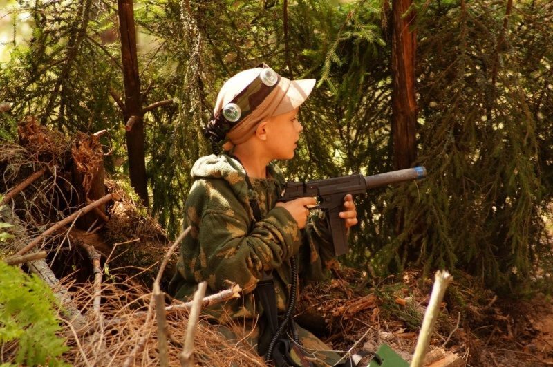 Юный боец LASERWAR в лесной засаде