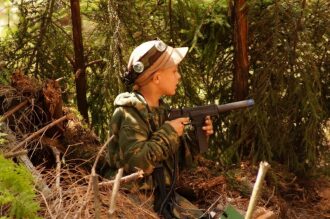 Юный боец LASERWAR в лесной засаде