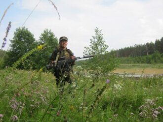 Боец LASERWAR среди полевых цветов