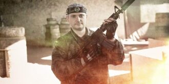 Боец LASERWAR держит винтовку, готовясь к сражению.