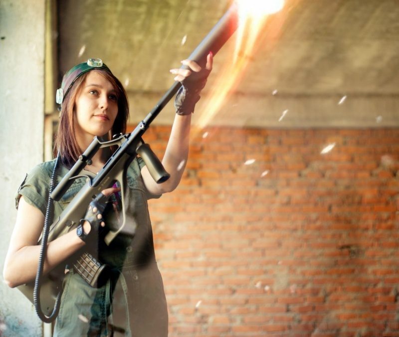 Девушка с LASERWAR готова к лазертаг-бою.