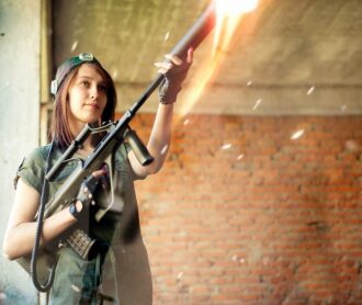 Девушка с LASERWAR готова к лазертаг-бою.