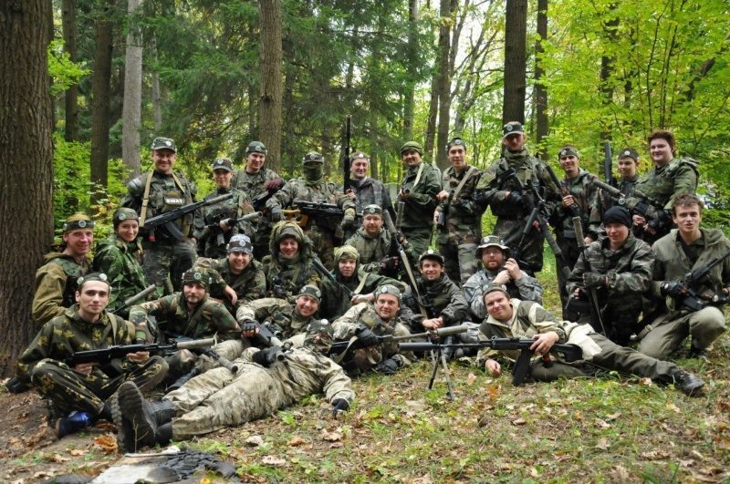 Команда LASERWAR: дружная группа бойцов в лесу.