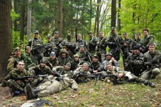 Команда LASERWAR: дружная группа бойцов в лесу.