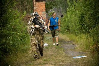 LASERWAR: снайпер в маскировке и его напарник