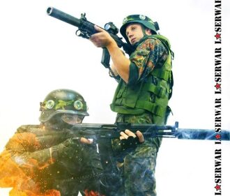 Два бойца LASERWAR в защитной экипировке ведут огонь.