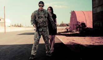 Пара LASERWAR: боец и его спутница у ангара.