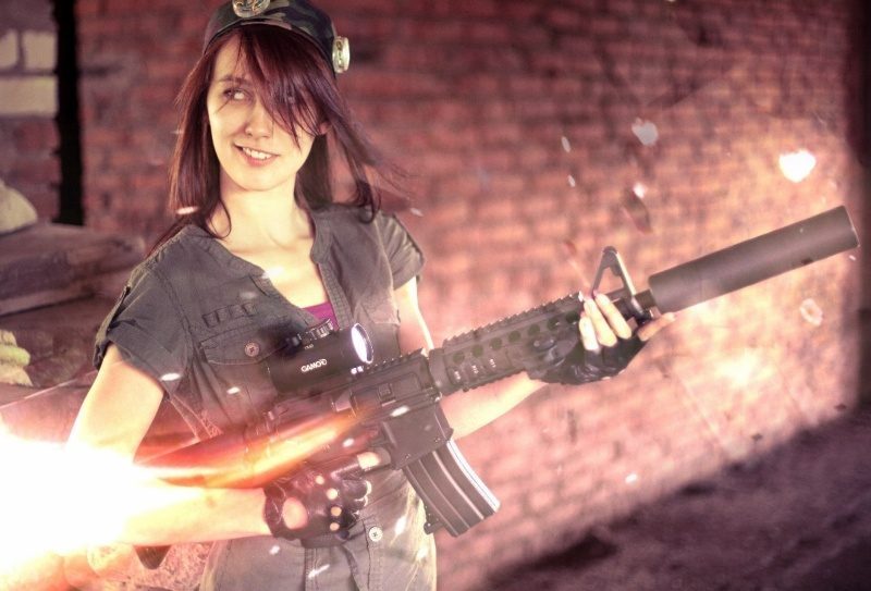 LASERWAR: девушка с винтовкой в огненном вихре.