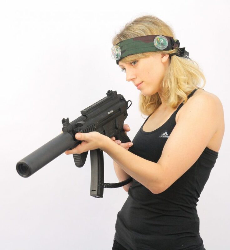 Девушка LASERWAR целится из оружия