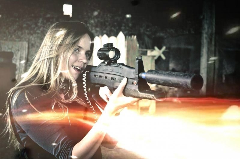 Девушка LASERWAR в центре огненного шквала.