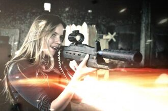 Девушка LASERWAR в центре огненного шквала.