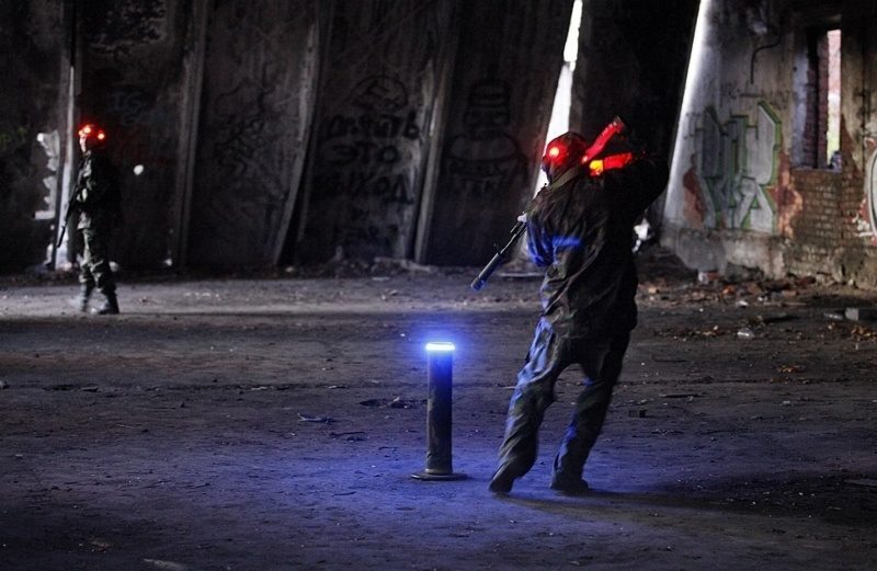 LASERWAR: бойцы в сумраке индустриальной зоны