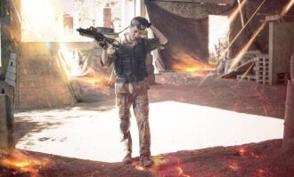 Боец LASERWAR в центре огненного шквала