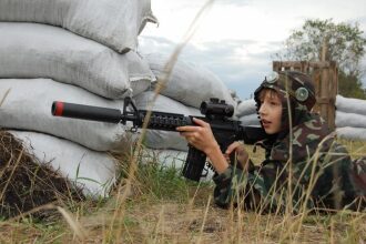 Юный снайпер LASERWAR у мешков с песком.