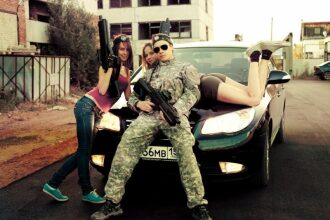 LASERWAR: команда на фоне черного автомобиля